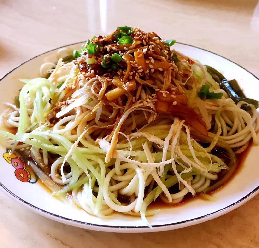 厨师长教你：“鸡丝凉面”的家常做法，味道好极了，先收藏起来
