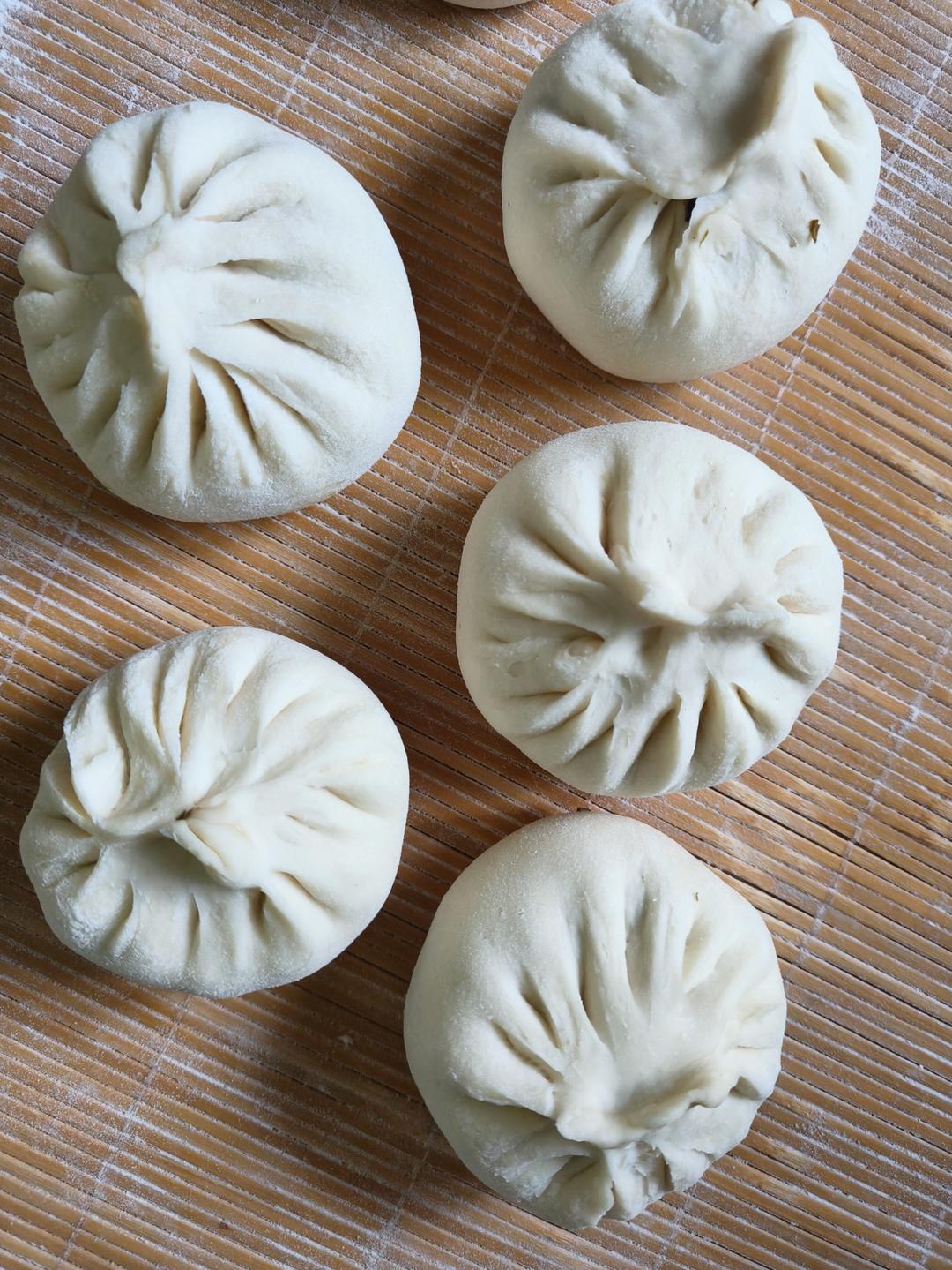 一口吃到很多肉的酱肉包