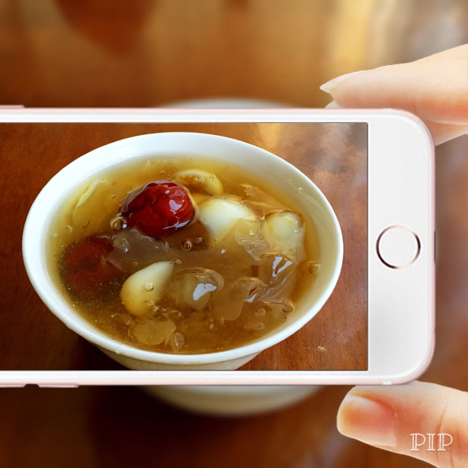 美容润肤 益气补血《桃胶皂角米百合银耳红枣羹》