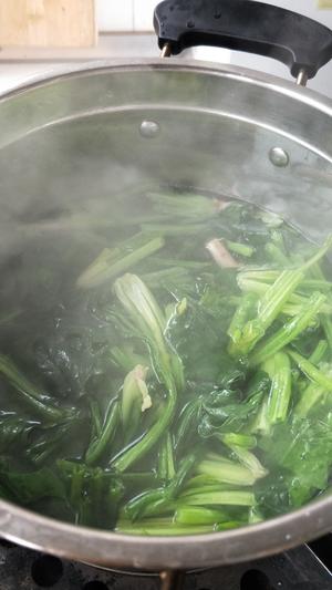 上汤菠菜～附简易版赛螃蟹的做法 步骤1