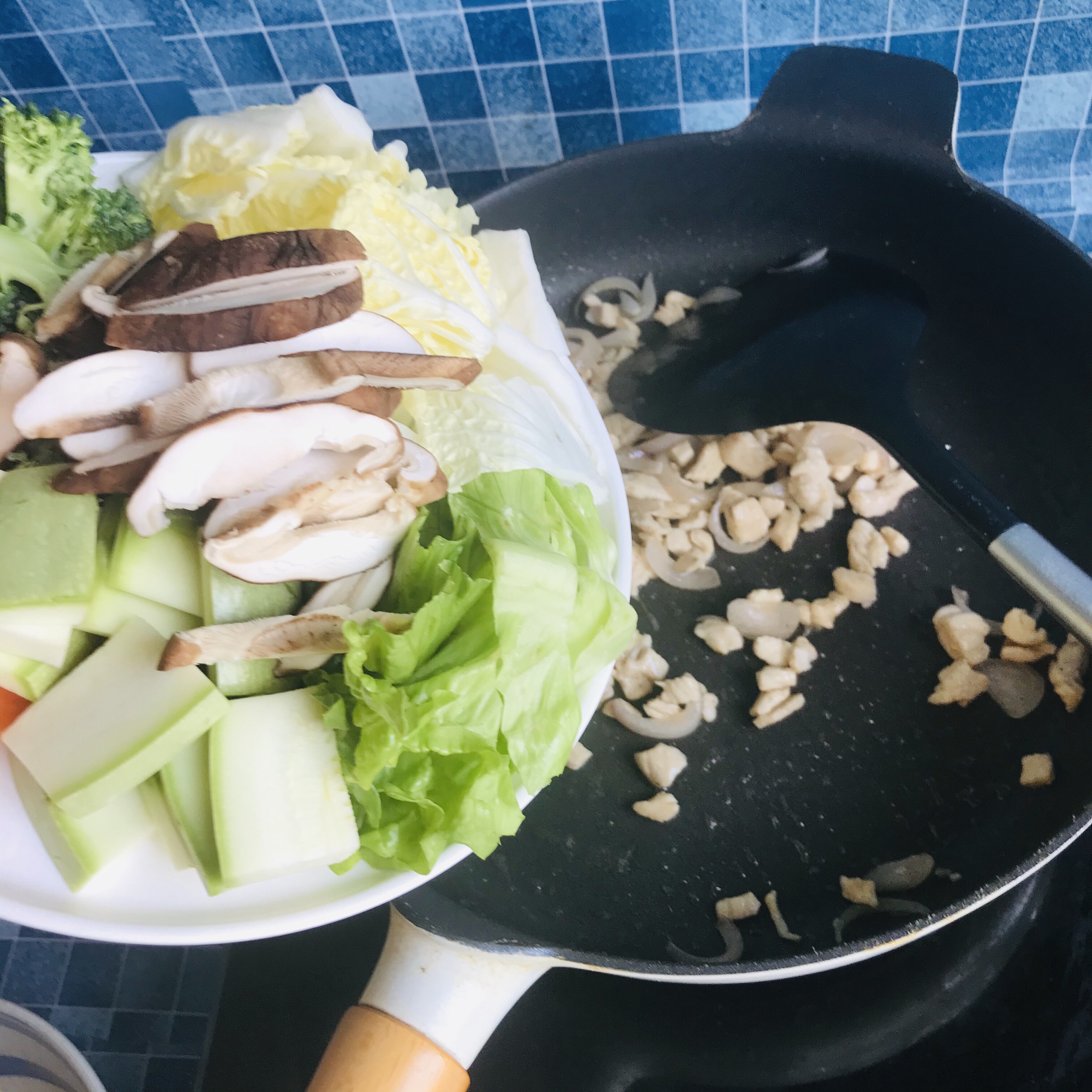 美味减脂辣白菜鸡肉蔬菜汤的做法 步骤4
