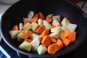 调料有限也可以很好吃的胡萝卜土豆焖茄子的做法 步骤4