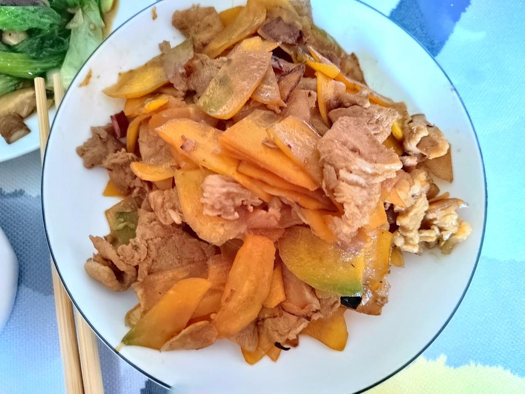 小孩都爱吃的红萝卜炒肉