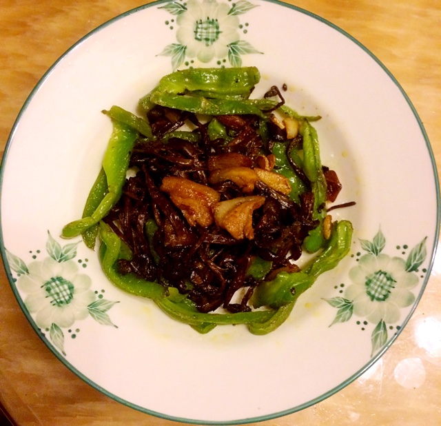 五花肉干锅茶树菇