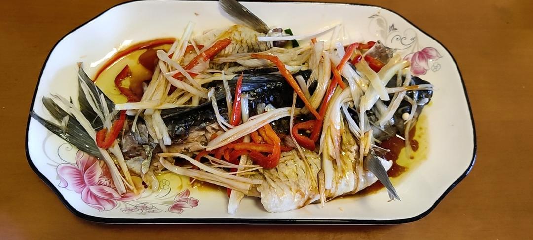 厨师长教你：“清蒸鲈鱼”，鲜嫩美味，内附蒸鱼酱油专业调制方法