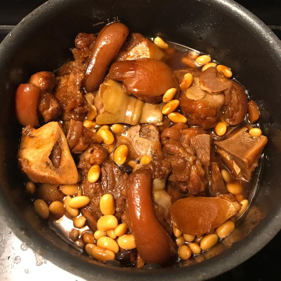 美味的黄豆炖猪蹄