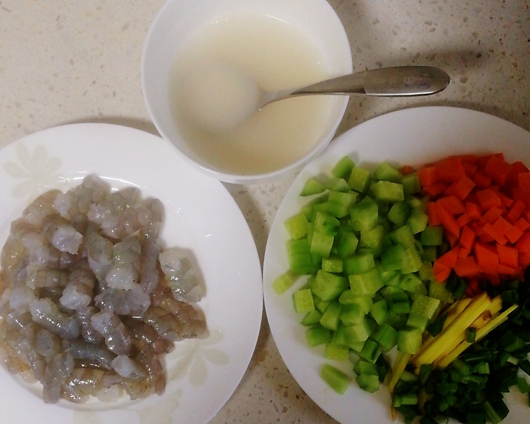 黄瓜胡萝卜炒虾仁（超级下饭，快手好做）的做法 步骤1