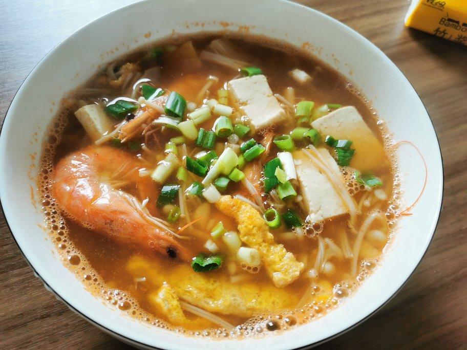 海鲜菇豆腐汤，超简单，晚上喝一碗暖暖的🍲