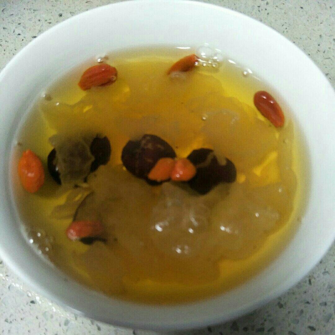 冰糖银耳红枣汤
