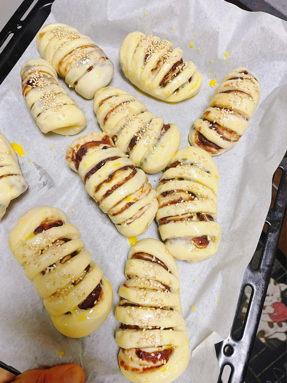 街头卖爆的毛毛虫豆沙面包