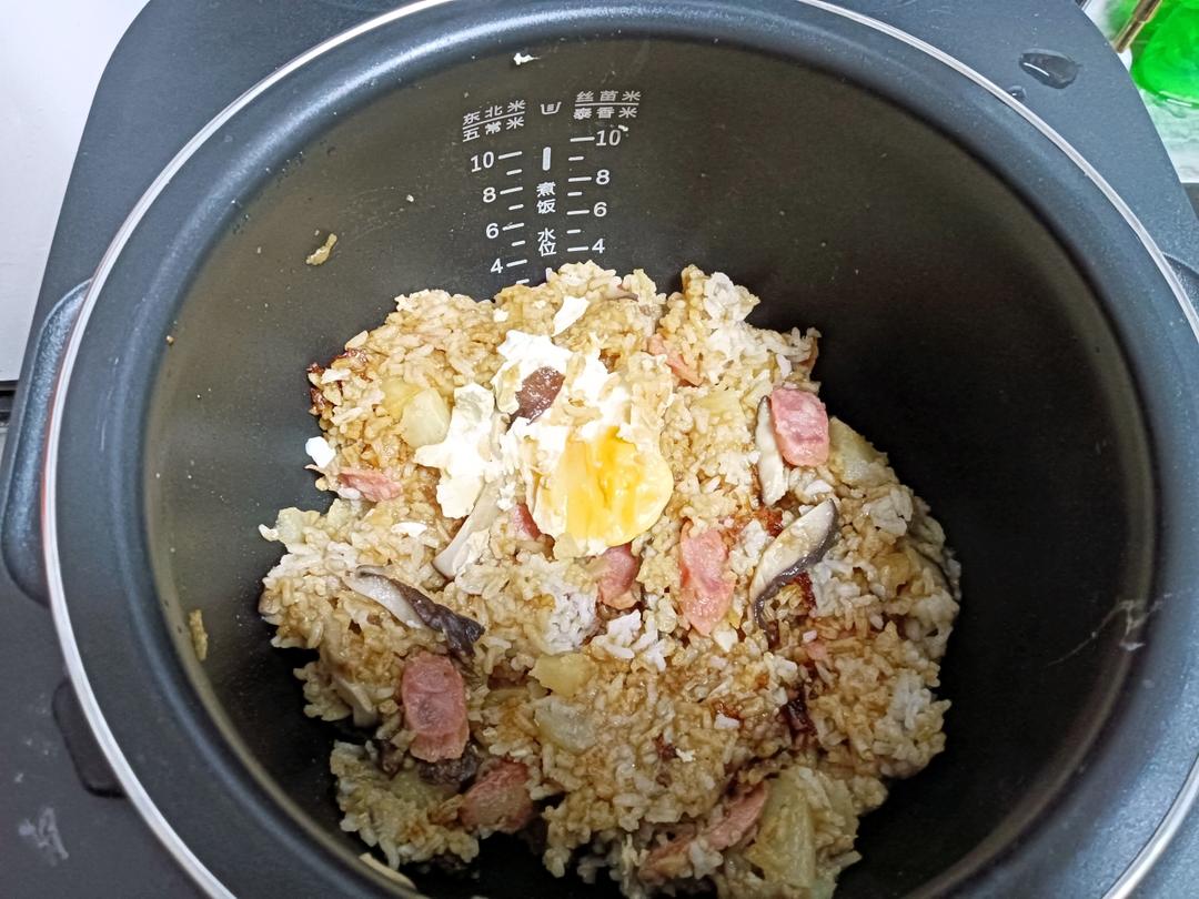 【咸蛋黄煲仔饭】