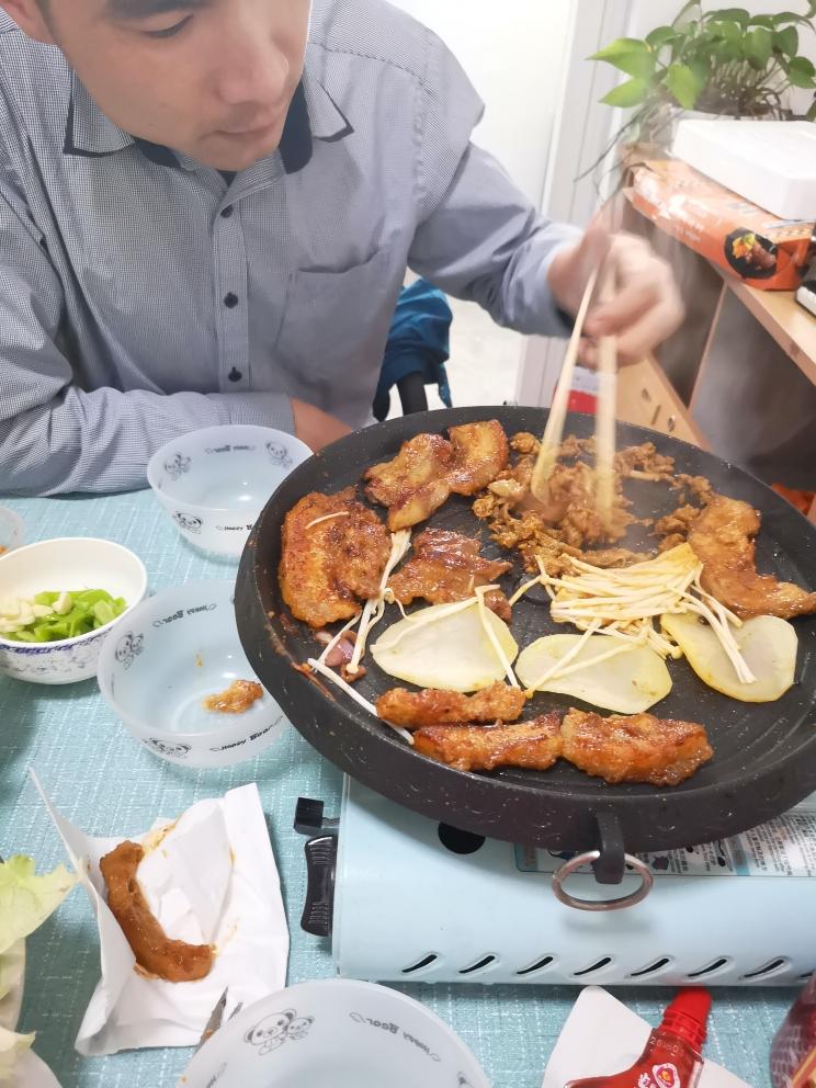 自己在家吃烤肉(you)吧！！(^～^)