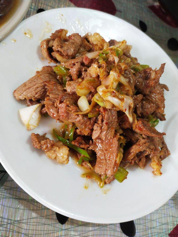 〈葱爆羊肉〉，下饭神器。欣小厨 😉