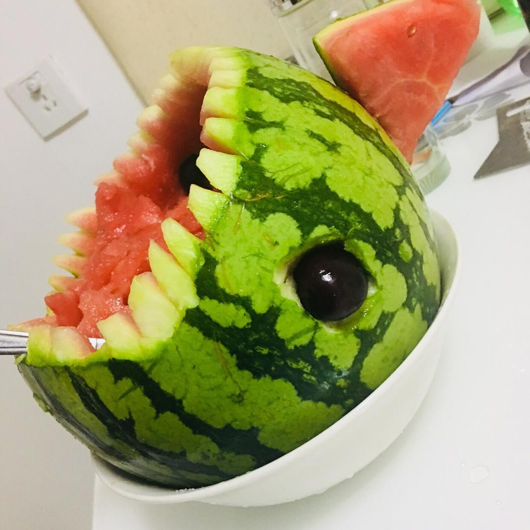 手机用户2960_oegm做的超级酷炫的鲨鱼西瓜雕