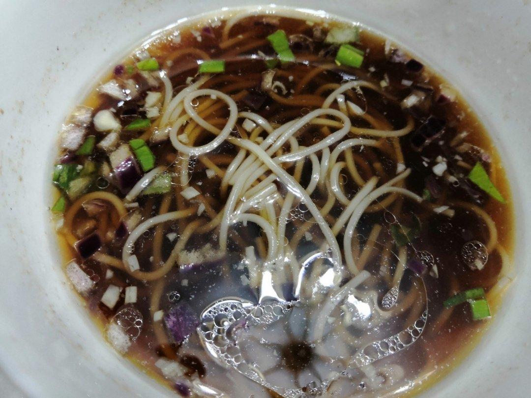 一碗清汤面 🍜 —— 秋日里的治愈系