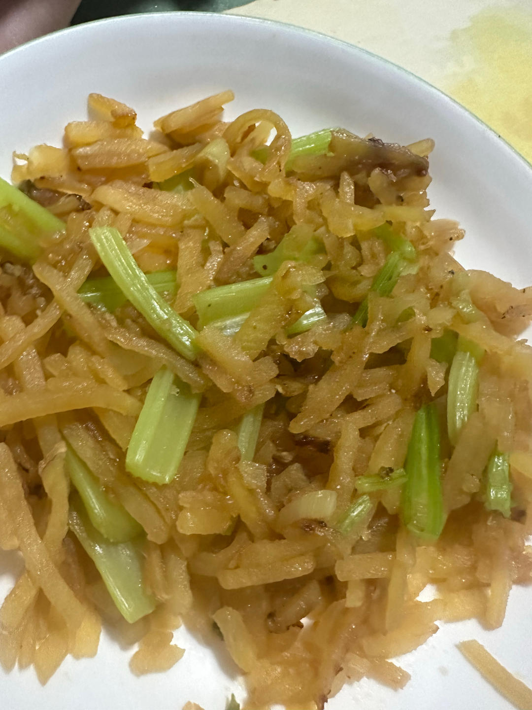 土豆丝炒芹菜妈妈做的味道
