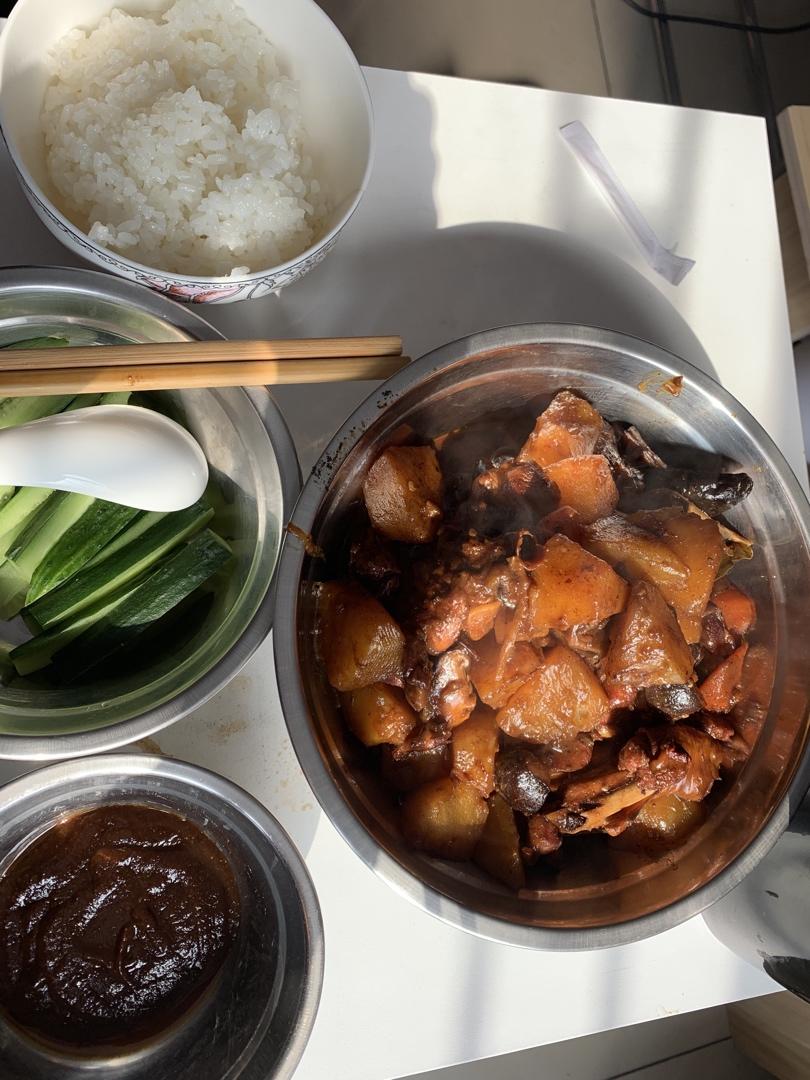 鸡肉土豆炖蘑菇