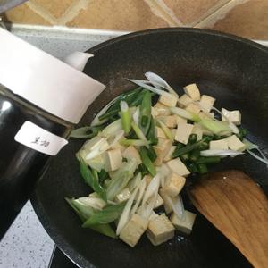 超简单葱爆豆腐的做法 步骤4