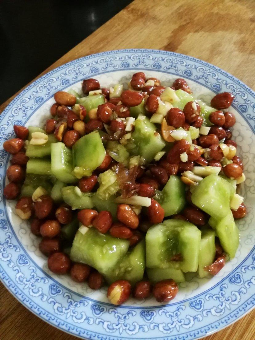 快乐的faye飞做的下酒菜之拍黄瓜拌花生米