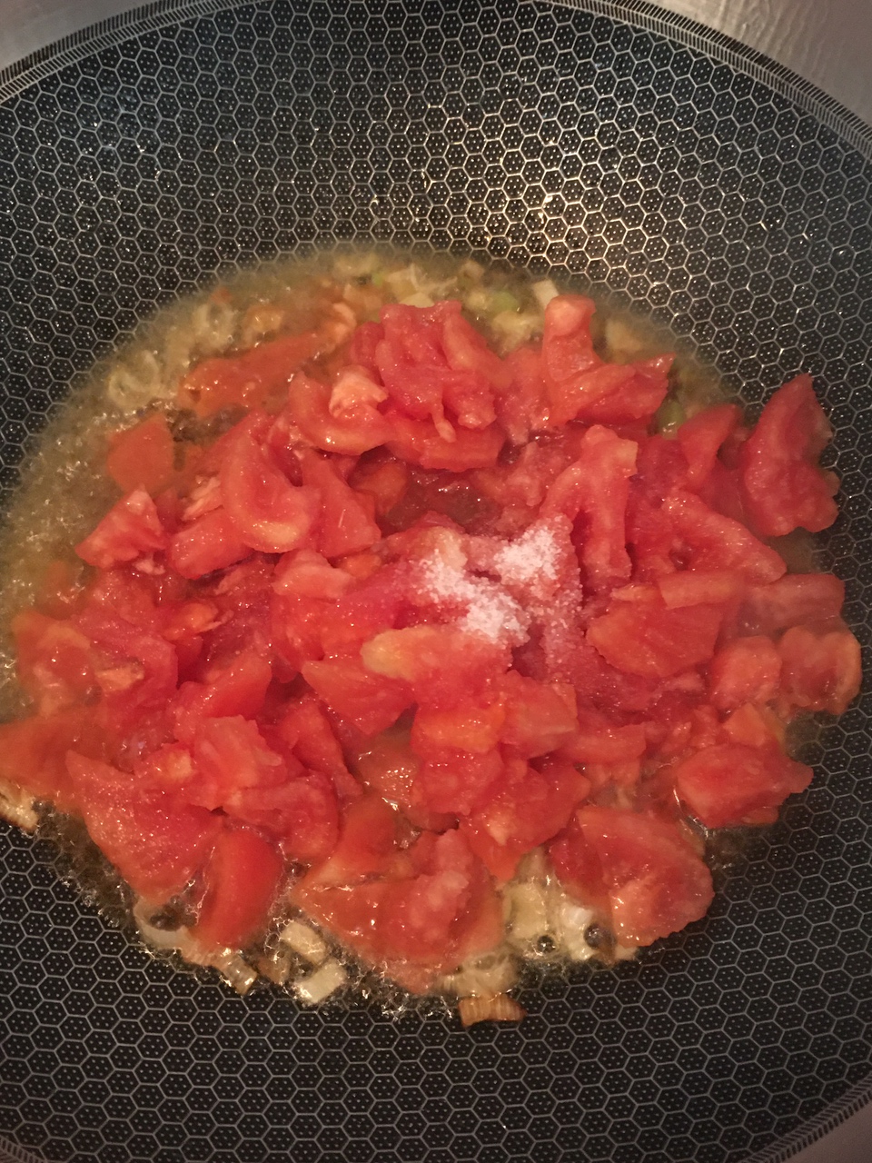 你真的会做「西红柿鸡蛋汤」吗？教你一招，蛋花漂亮超好喝！的做法 步骤12