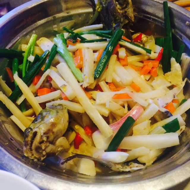 冰有好多个水做的酸笋焖黄骨鱼