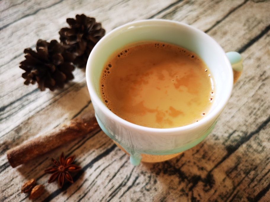 印度奶茶(如果不放香料便是一杯可以续命的普通奶茶)的做法
