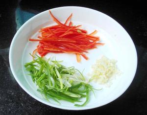 芹菜炒肉的新方法（这样炒出来的芹菜脆，肉丝嫩滑）的做法 步骤3