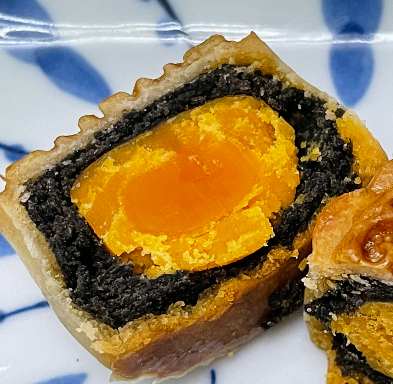 广式月饼—蛋黄芝麻月饼
