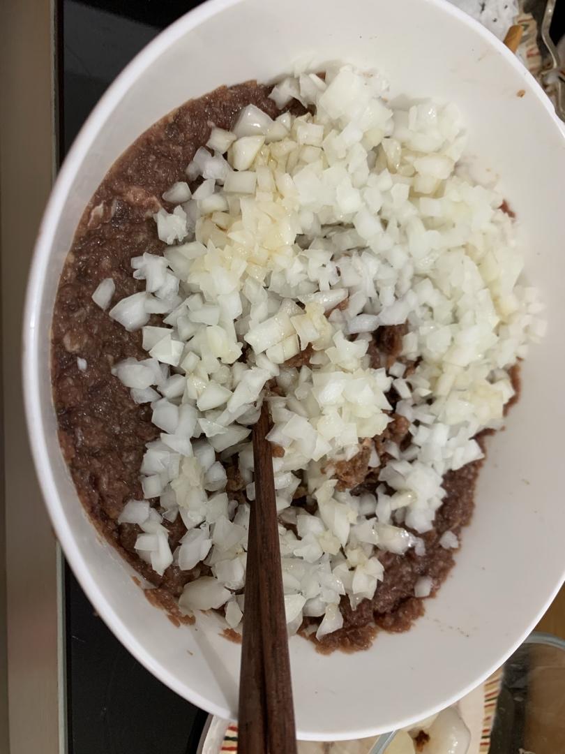 鲜美多汁的洋葱牛肉包子