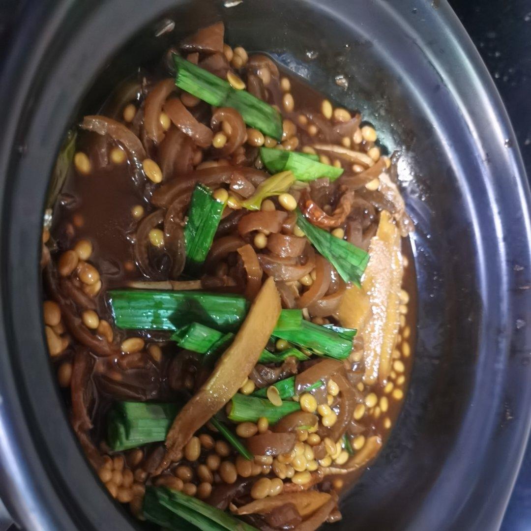 黄豆焖猪皮