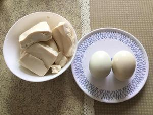 豆腐拌咸蛋白的做法 步骤1