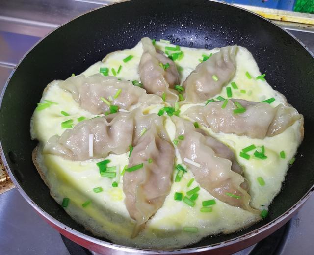煎饺抱蛋(必品阁冻饺快手版)的做法