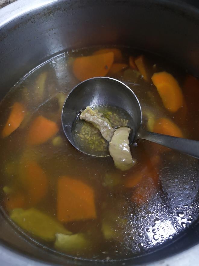 清肠热槐花米猪小肚汤的做法