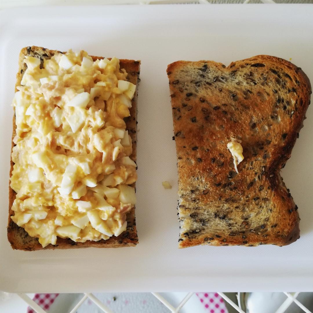 吞拿鱼（金枪鱼）鸡蛋沙拉三明治—加了黄瓜更小清新了哟