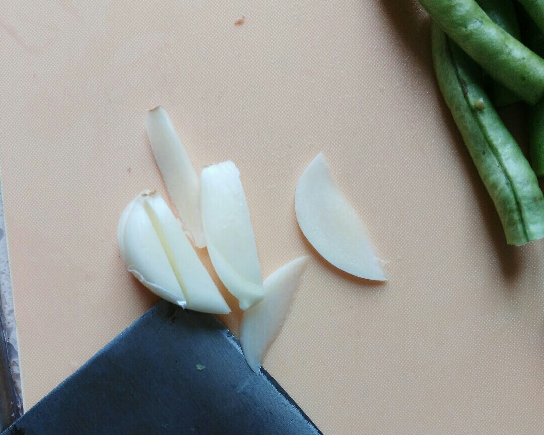 咸蛋豇豆的做法 步骤3