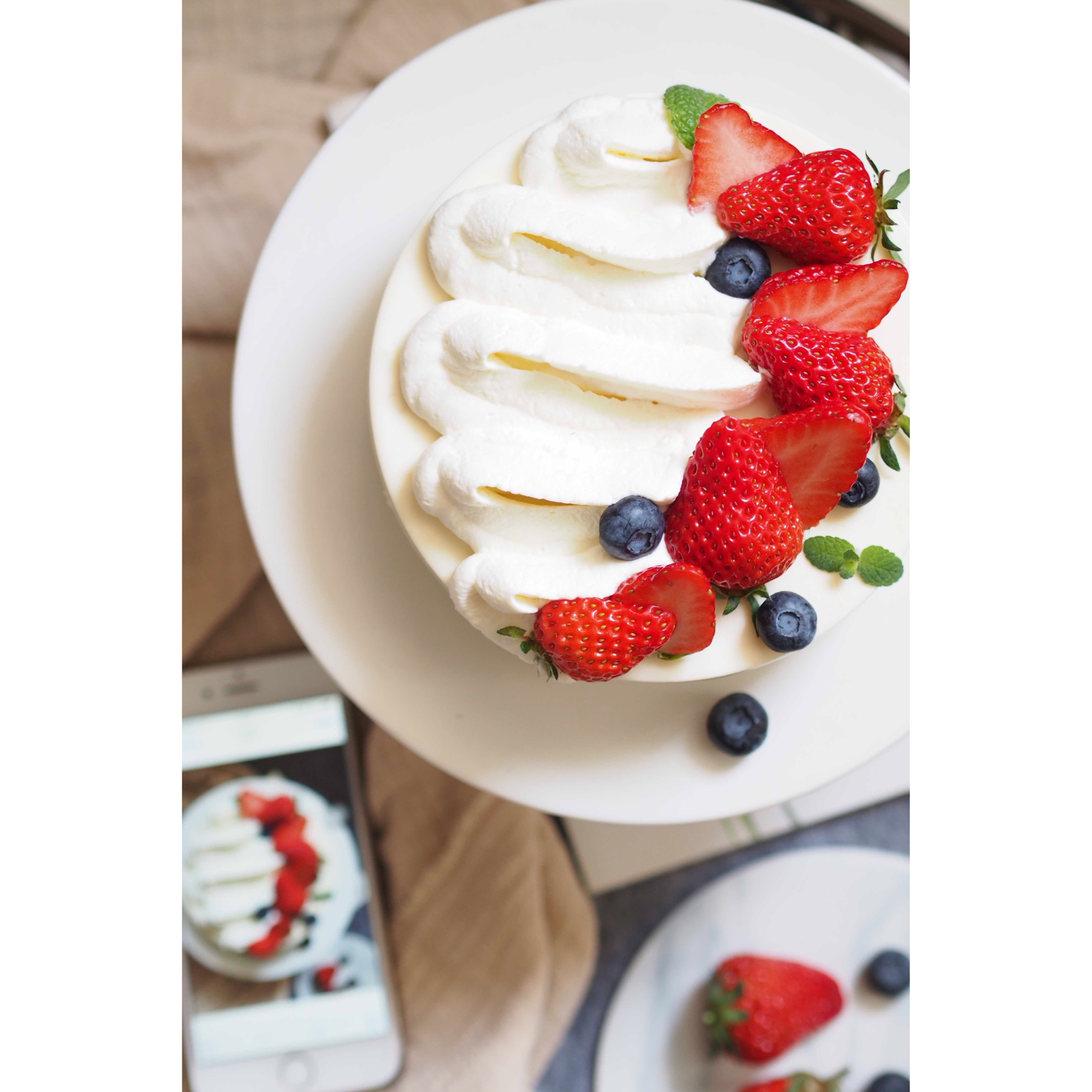 草莓流心生乳酪慕斯蛋糕