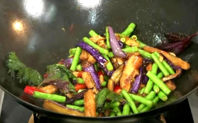 快手下饭菜一紫苏茄子烧豆角的做法 步骤3