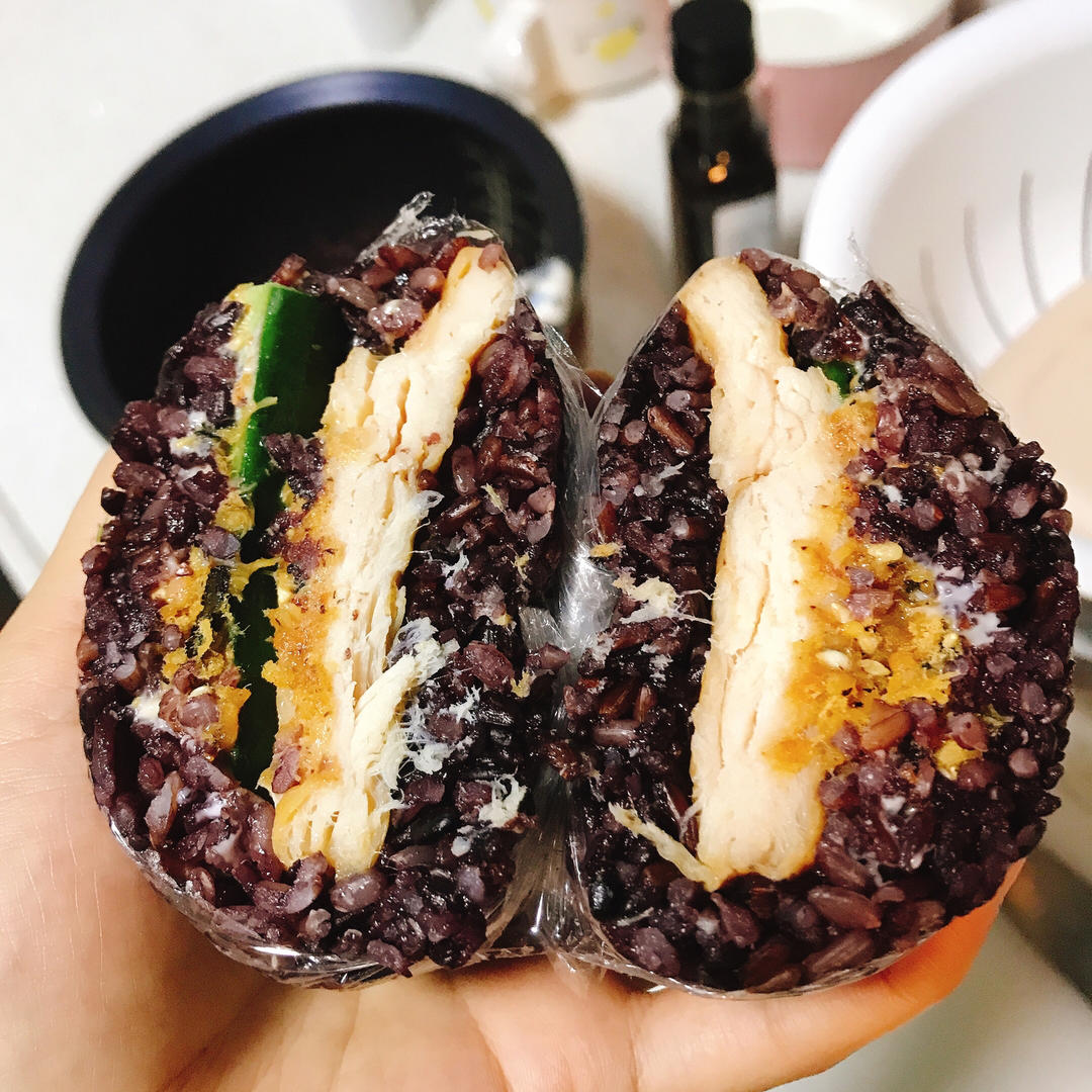 减肥减脂必备杂粮紫米饭团