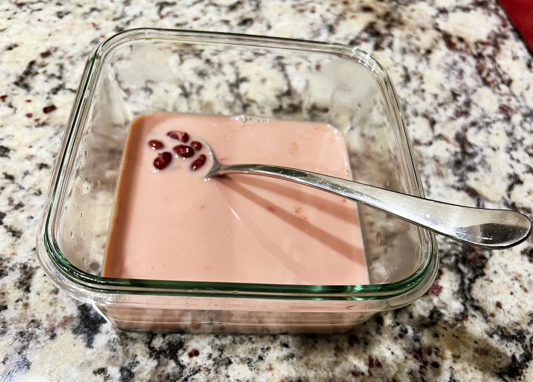 养颜补血的红豆牛奶羹