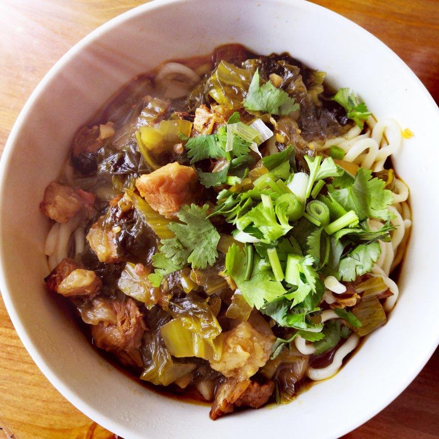 这一碗香辣酸菜牛肉面太美味！