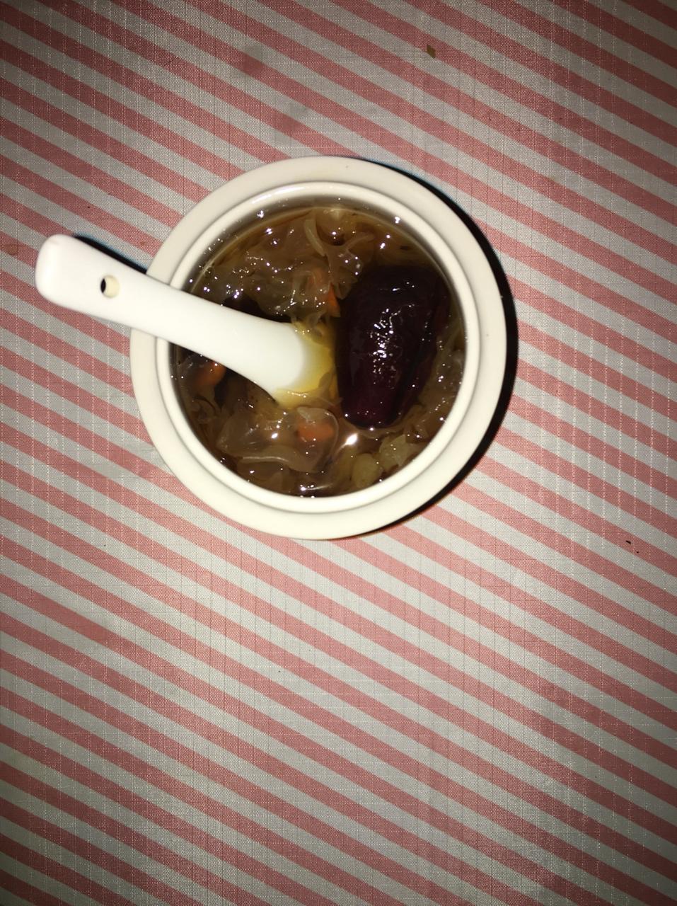 冰糖银耳红枣汤