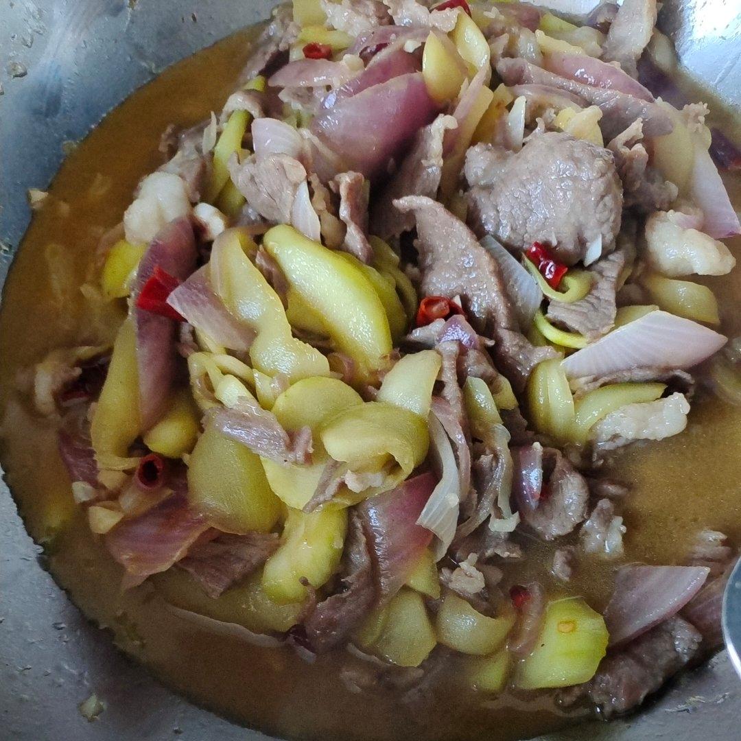 〈西葫芦炒肉〉，家庭菜。欣小厨 😉