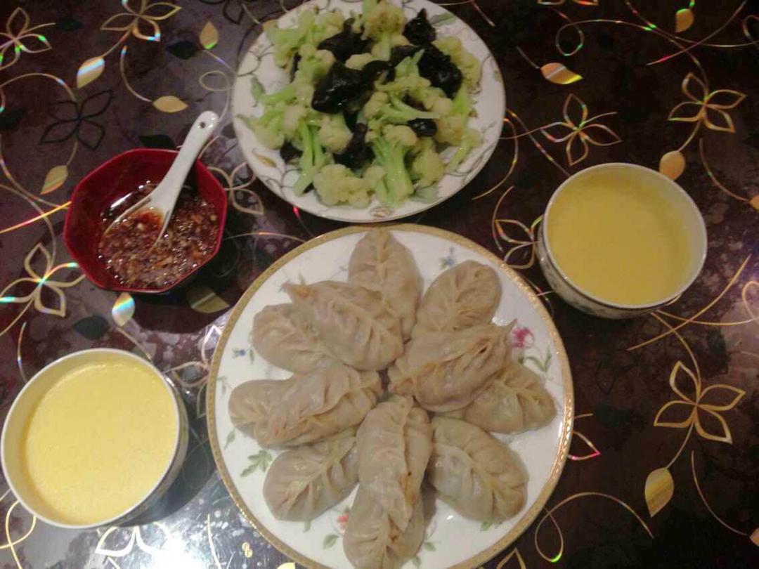 轩仔哒妈咪做的槐花地瓜面包子