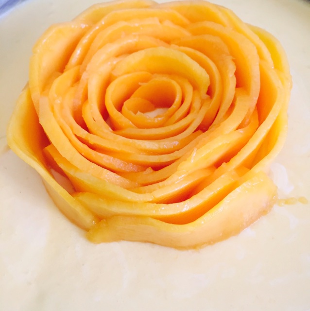 90后董小姐来做菜做的一朵芒果花