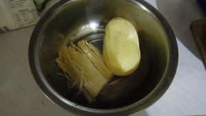 土豆丝炒金针菇的做法 步骤2