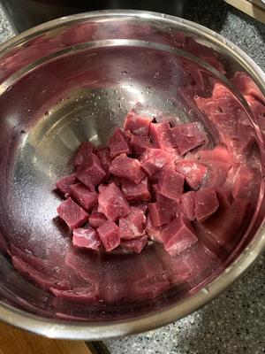 彩椒牛肉粒的做法 步骤1