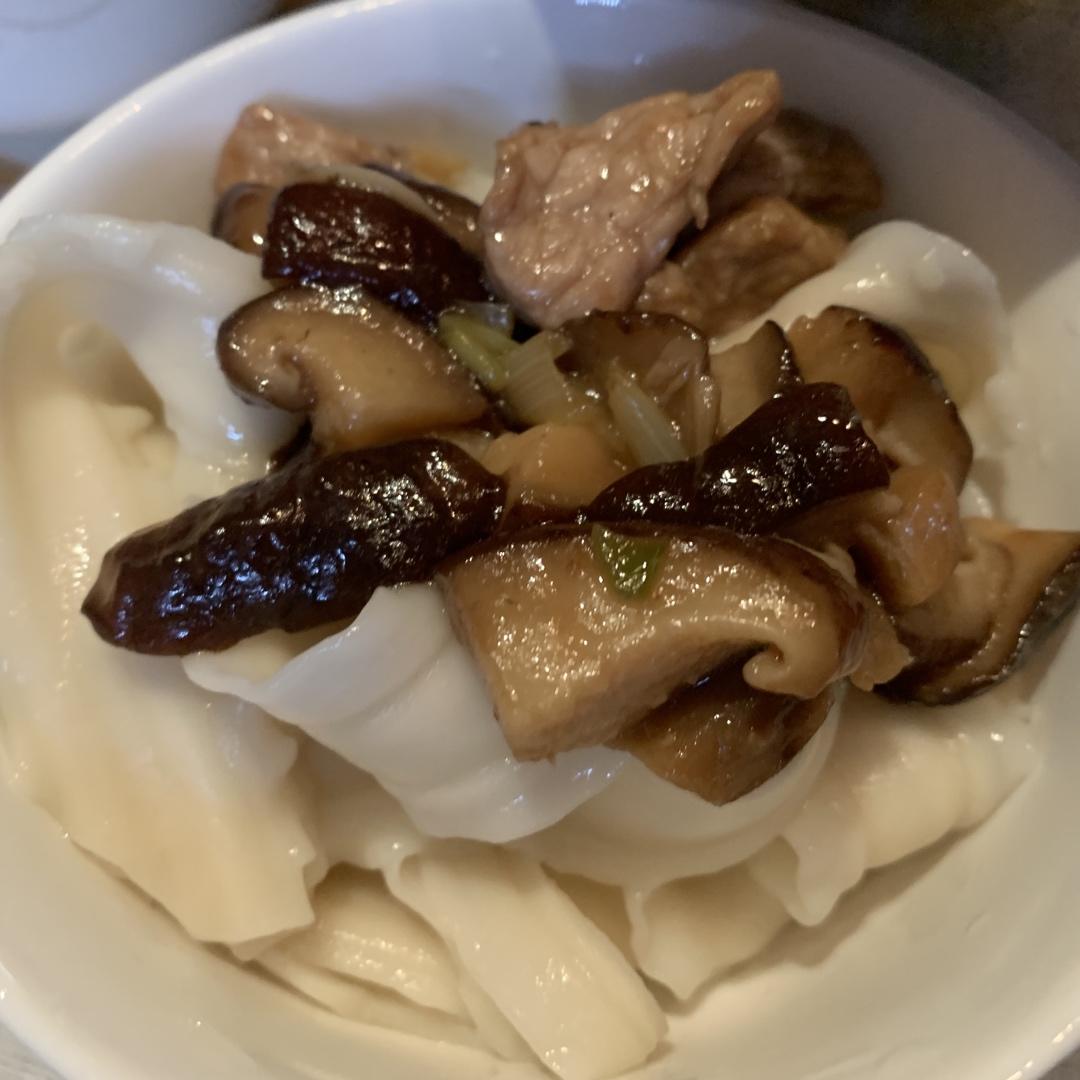 超级好吃的香菇肉片拌刀削面