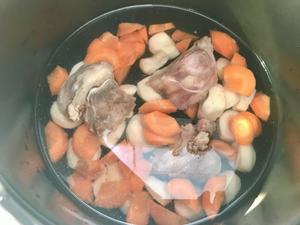 马蹄胡萝卜骨头汤的做法 步骤4