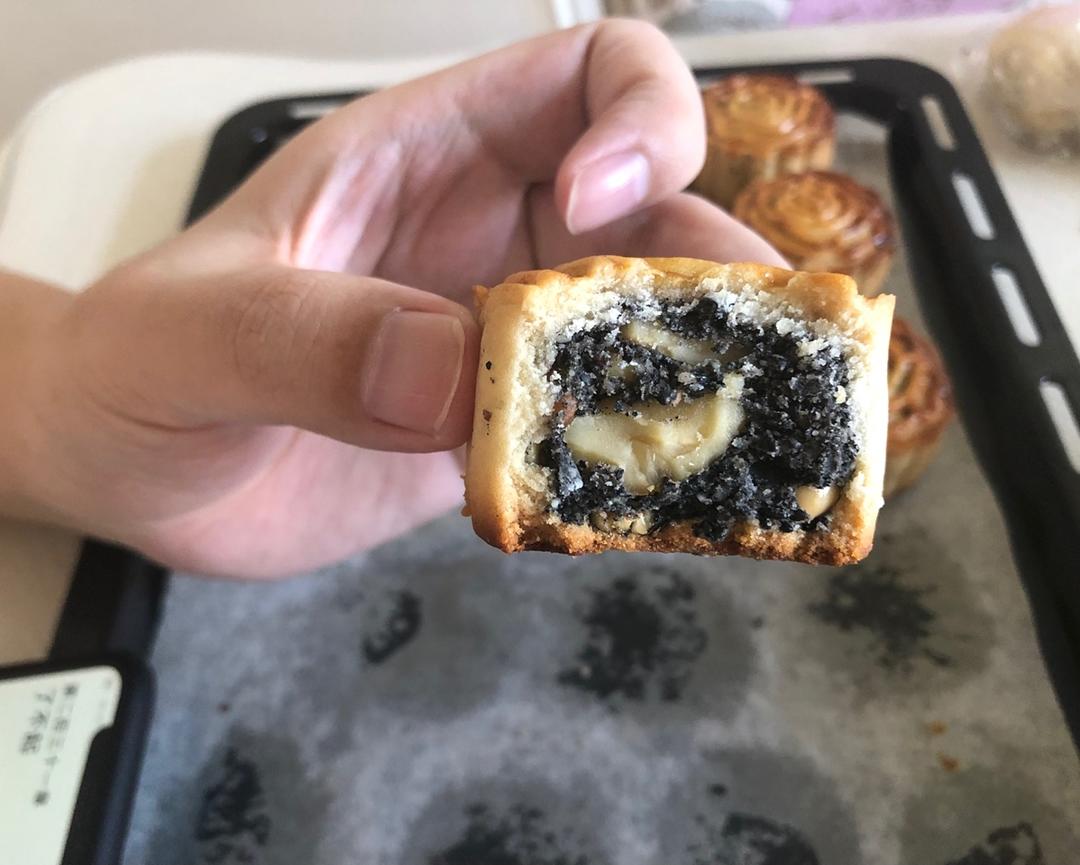黑芝麻核桃仁月饼