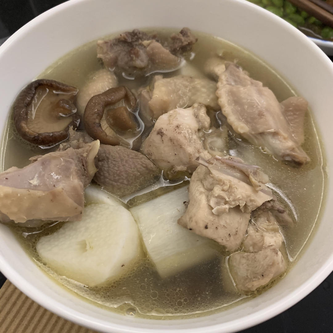 粉色的双鱼座方便面做的滋阴补血香菇山药乌鸡汤